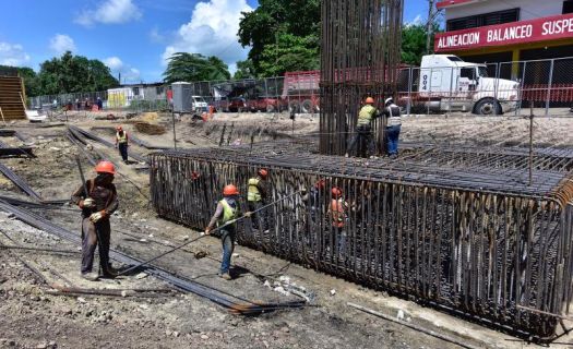 Trabajadores en la construcción del Tren Maya en junio 2022 (Foto: Fondo Nacional de Fomento al Turismo)