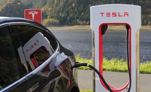 Tesla enfrenta caída en ventas tras mantenimiento de plantas.