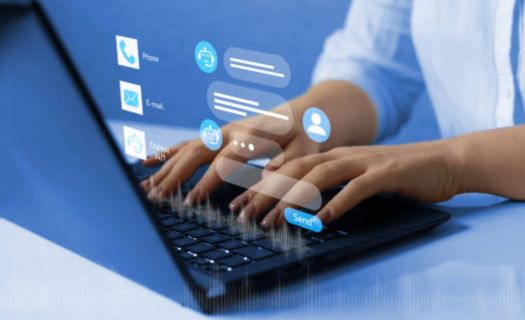 Meta ha estado trabajando en la incorporación de chatbots de IA a su ecosistema, mientras que Microsoft trabaja en perfeccionar sus sistema de IA generativa potenciada por OpenAI. (Imagen: Pexels)