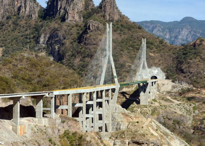 GMD, una de las constructoras beneficiadas por el boom carretero de la década de los noventa, celebró ayer el término de la autopista Durango-Mazatlán.