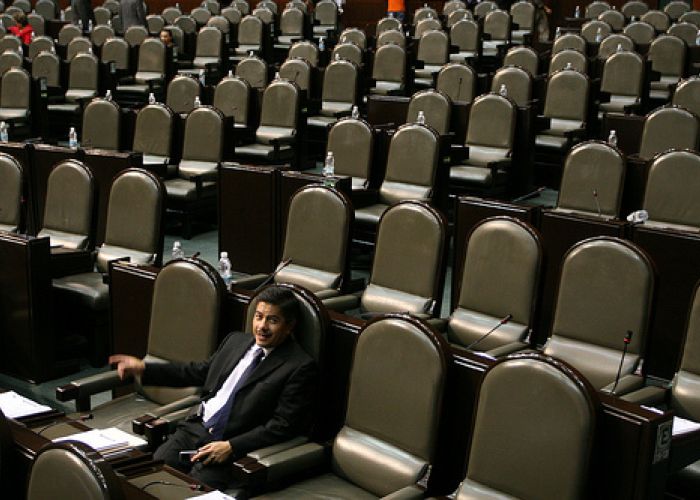 Al filo de las 6:30 horas de este jueves, diputados aprobaron el PEF 2014, con un monto de cuatro billones 467 mil 225 millones 800 mil pesos.