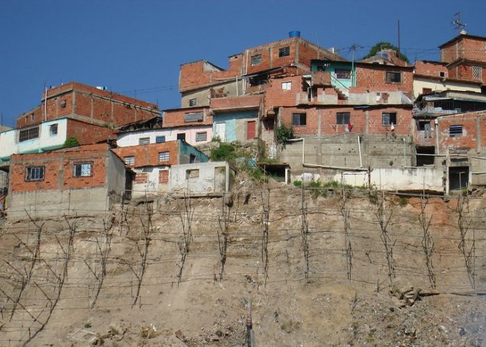 Senado pide a Sedatu vigilar asentamientos irregulares y en riesgo.