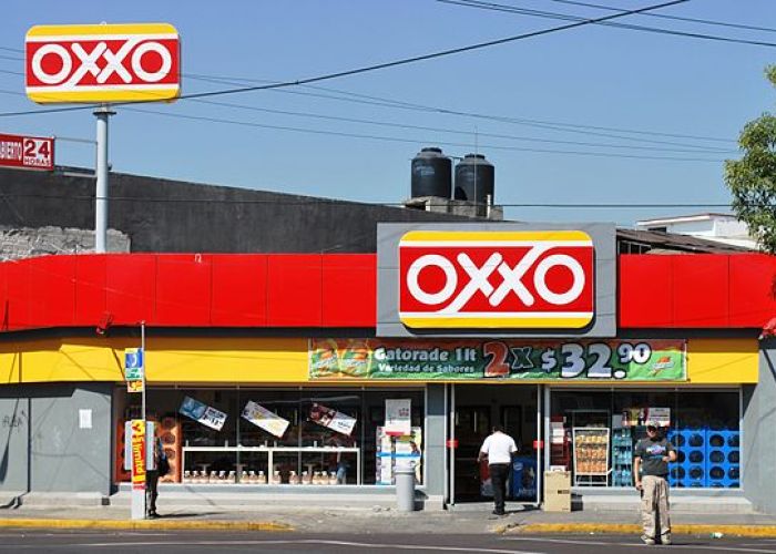 El ticket de compra promedio en OXXO cayó y ahora bebidas y alimentos preparados constituyen la nueva apuesta.