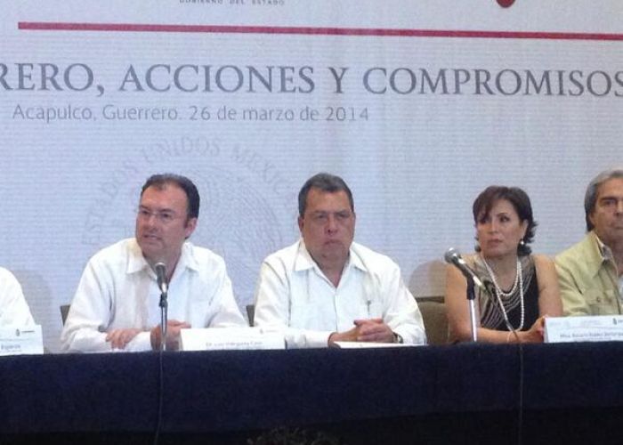El secretario Luis Videgaray afirmó que se busca detonar el desarrollo estatal; en la imagen junto al gobernador Ángel Aguirre y Rosario Robles, titular de Sedesol.
