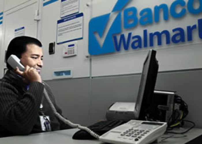 Con más de cuatro mil tiendas en Estados Unidos, Wal-Mart controlaría una de las redes más importantes de contacto con clientes bancarios.