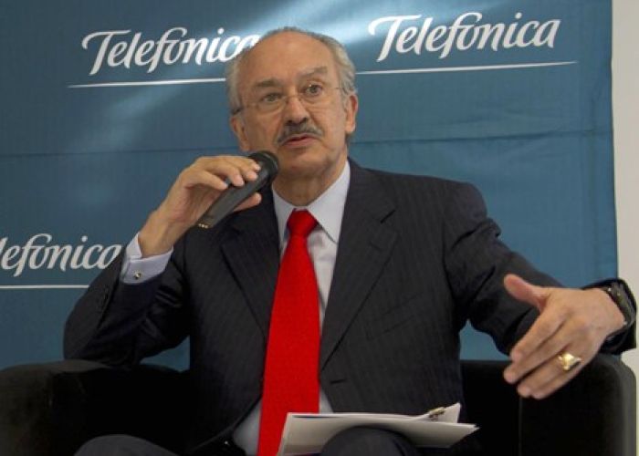 Gil Díaz justifica su incompetencia personal para manejar Telefónica con supuesta falta de competencia, acusa Telmex.