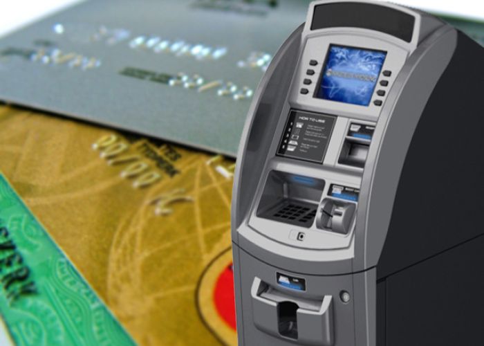 En la actualidad se cobra entre 20 y 35 pesos por retirar dinero en cajeros de bancos distintos al del usuario.