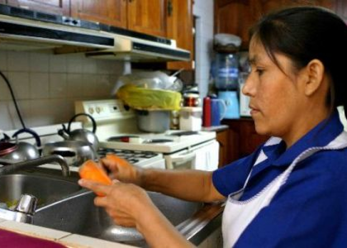Las amas de casa trabajan 22 horas a la semana, casi el mismo tiempo que las empleadas domésticas, pero sin remuneración.