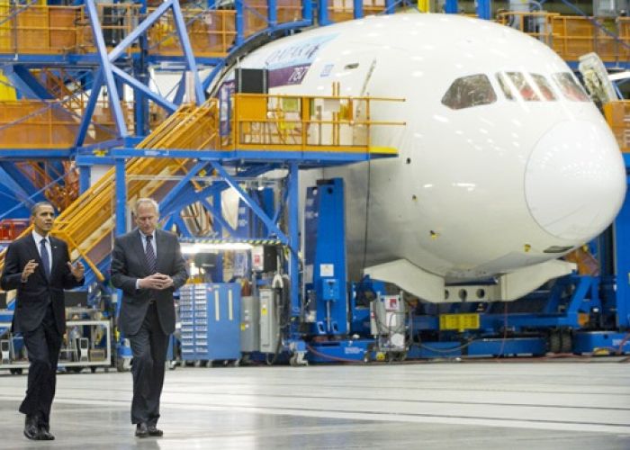 Boeing ha sido una de las más beneficiadas con el repunte del sector; en la imagen el presidente Barack Obama durante una visita a la compañía en 2012.