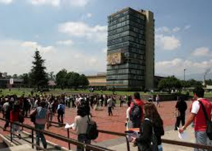 La UNAM, atendió a una población de 337 mil 763 estudiantes, y dispuso de una planta de 38 mil 68 académicos en 2013.