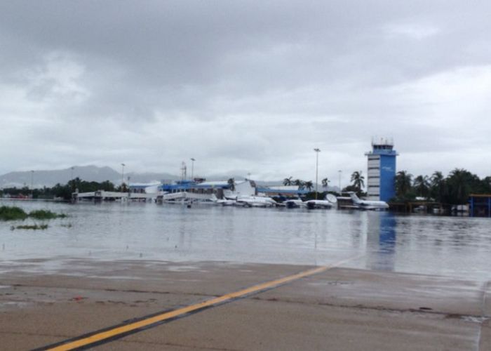 El aeropuerto de Acapulco reportó una caída en el tráfico de pasajeros de 9.6% en el tercer trimestre debido a la implementación del puente aéreo por el huracán Manuel en 2013. 