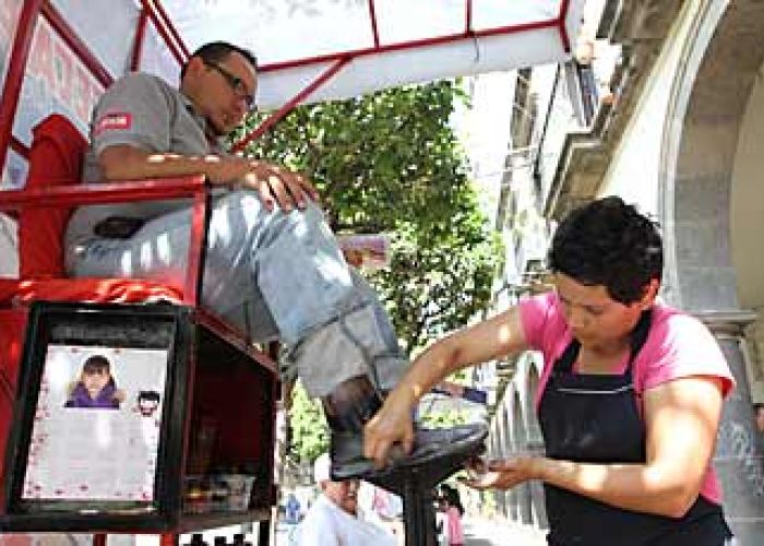 Uno de los gastos hormiga más recurrentes es bolear los zapatos en la calle.