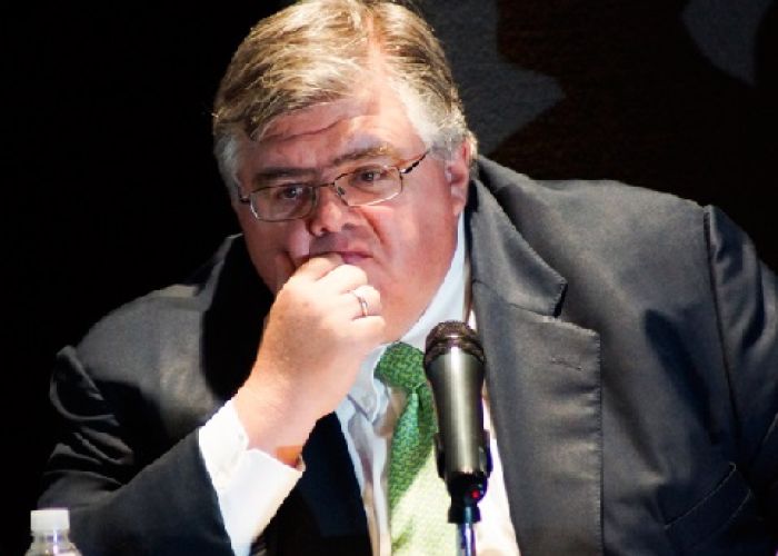 La caída de la producción petrolera aumenta los riesgos de crecimiento económico, coincidió junta de Banxico liderada por Aguistín Carstens. 