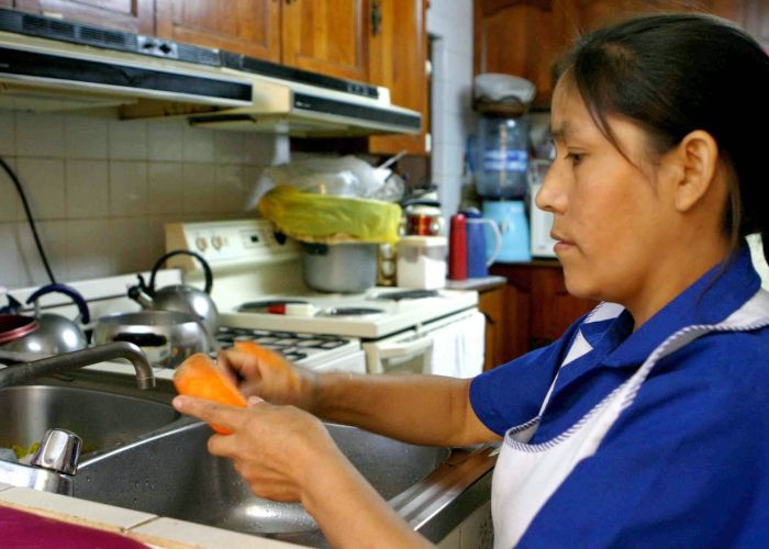 Las empleadas domésticas sufren de humillación y bajo salario.