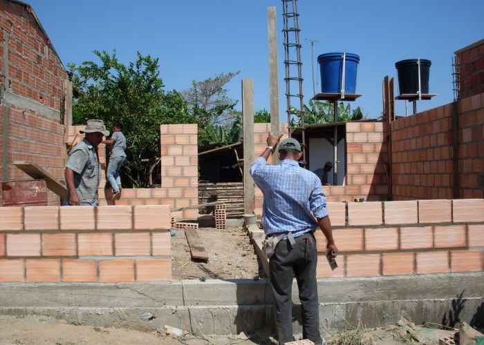 La construcción de viviendas y otros edificios pagó menos a sus trabajadores que en las obras de ingeniería civil como puentes y carreteras.