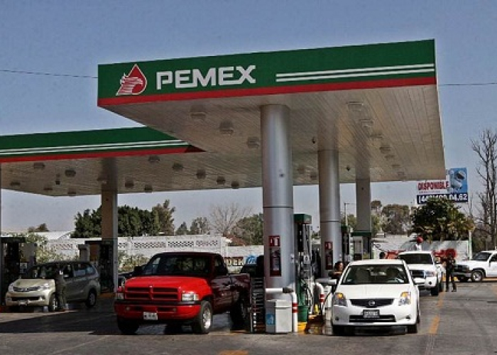 Por lo menos desde junio del 2014 los mexicanos han pagado un impuesto indirecto al comprar gasolinas a precios fuera de mercado. Hoy el país vende gasolinas 60% más caras que en Estados Unidos.