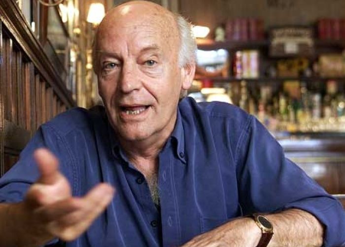 Eduardo Galeano fue exiliado de Uruguay y Argentina durante la época de dictaduras en América Latina, además en esta época su obra fue prohibida en dichos países.