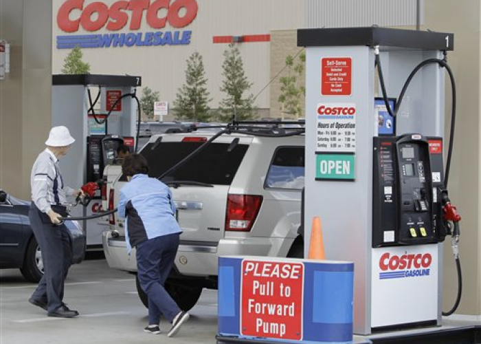 Aunque las ventas al menudeo avanzaron por primera vez desde hace tres meses, lo hicieron con debilidad, es la venta de gasolina barata la que está aliviando el bolsillos de los estadounidenses, dicen analistas.