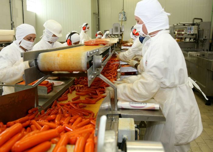 Los trabajadores de la industria de alimentos y tabaco tuvieron el mayor descenso en sus salarios con 1.3% anual, mientras que sus jornadas se incrementaron en un 1.3% en relación a marzo de 2014