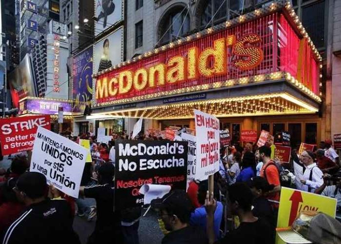 Previo a este anuncio otros condados ya habían realizado protestas sociales al respecto para pedir a empresas de la industria de la comida rápida alza en los salarios .