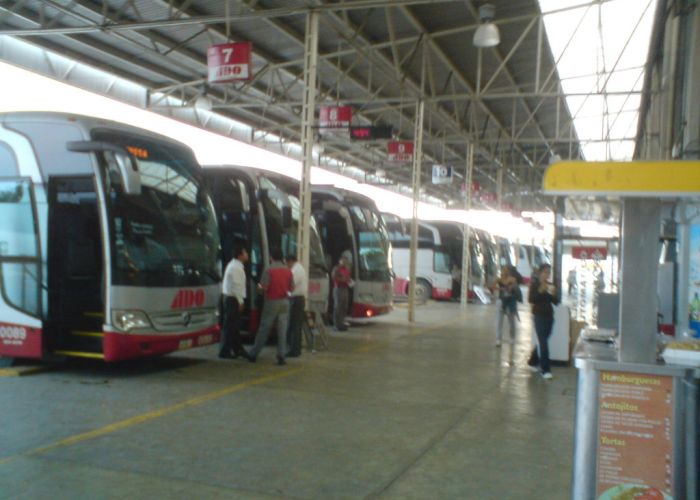 En México existen 885 terminales de autobuses de pasajeros en total, de las cuales 300 son centrales y 585 son individuales