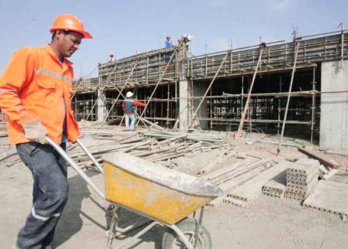 Durante abril el personal laboral cayó 0.8%, de forma anual descendió 0.3% y las horas trabajadas se incrementaron 0.3% mensual.