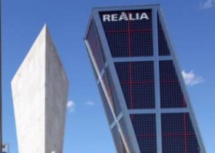 Carlos Slim tiene cierto control indirecto sobre Realia, porque tiene acciones de Bankia y FCC, accionistas de la inmobiliaria.