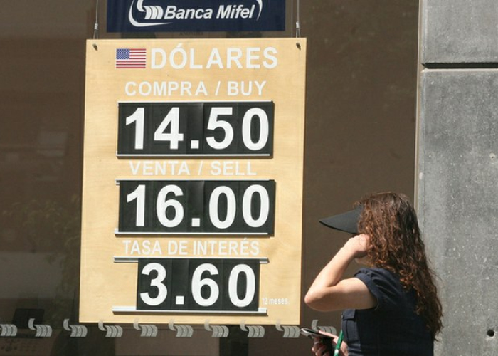 Prevalece la incertidumbre y en el mercado al menudeo la divisa estadounidense se negoció a 15.98 pesos al cierre de la jornada