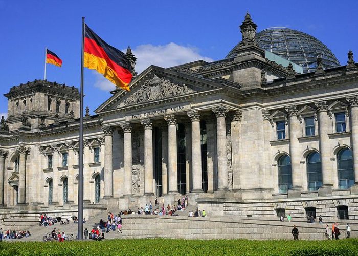 El Parlamento en Alemania aprobó que su canciller Angela Merkel comience negociaciones para un tercer rescate para Grecia.