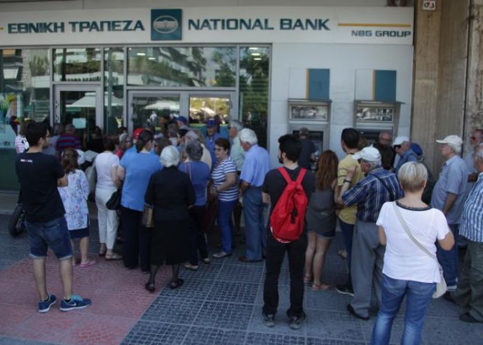 La Unión de Bancos en Grecia insta a los helénicos a depositar su dinero en los bancos para fortalecer la liquidez de éstos.