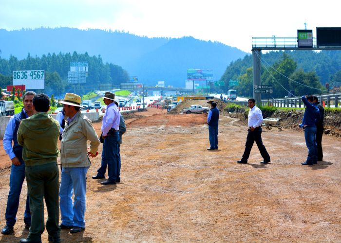 En materia de autopistas, aseveró Murrieta Cummings, la actual administración tiene el compromiso de concluir 52, con una inversión total de más de 180 mil millones de pesos