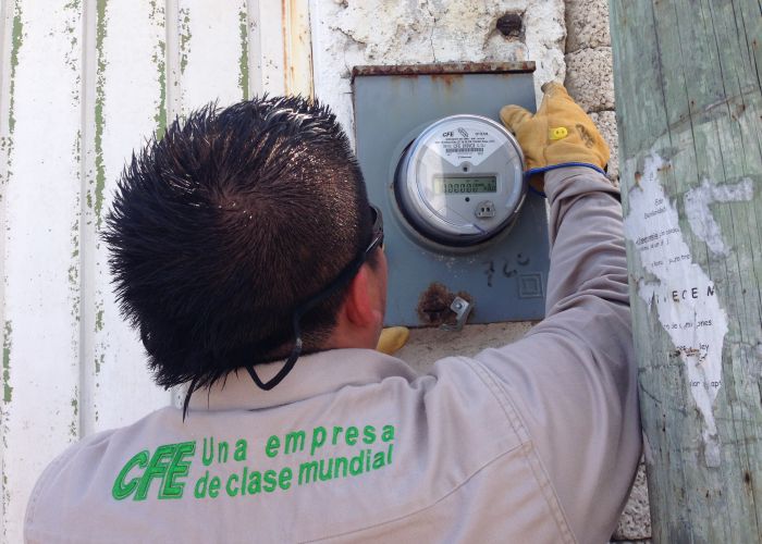 Las ventas de electricidad que prove CFE han mostrado caídas de 17.7% en el sector industrial y de 4.8% en el comercial, y de igual manera se han disminuído éstas en todas las zonas del país.