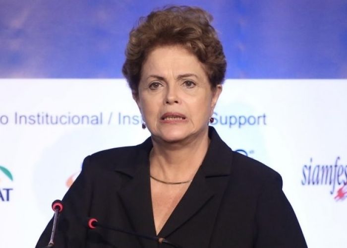 "Recibí con indignación la decisión del presidente de la Cámara de Diputados contra un mandato democráticamente conferido por el pueblo brasileño", refirió al respecto Dilma Rousseff.