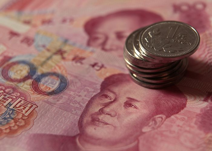 Como consecuencia de la política cambiaria china, el peso mexicano se deprecia 0.52% frente al dólar cotizando en 17.4306, el real brasileño pierde 0.39% y el rublo ruso 0.76%