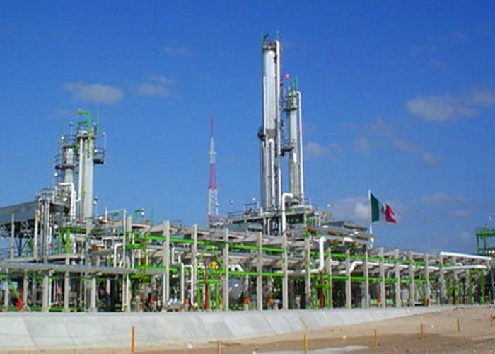 Aunque en menor medida que Tamaulipas y Nuevo León, Coahuila comparte un depósito importante de gas shale con la Cuenca de Burgos, uno de los nueve mayores campos de explotación de hidrocarburos en el mundo