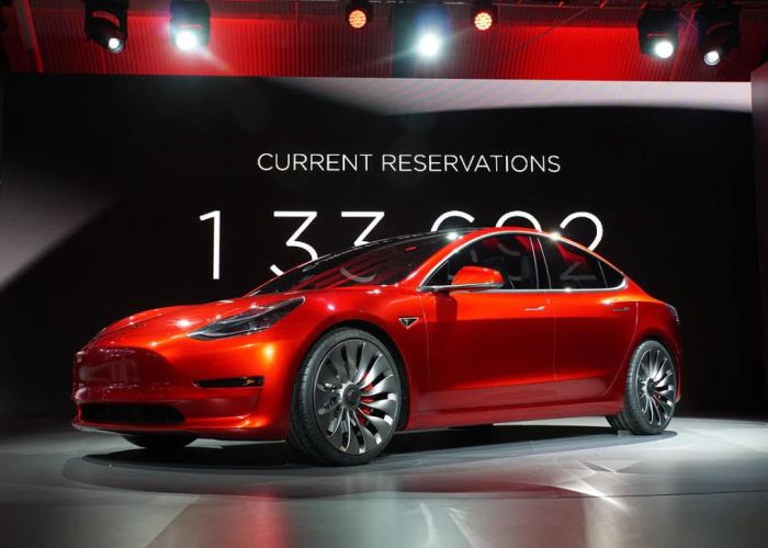 El Tesla Model 3 fue presentado el 31 de marzo en Palo Alto, California, y hasta el momento ha recibido 325 mil pedidos.