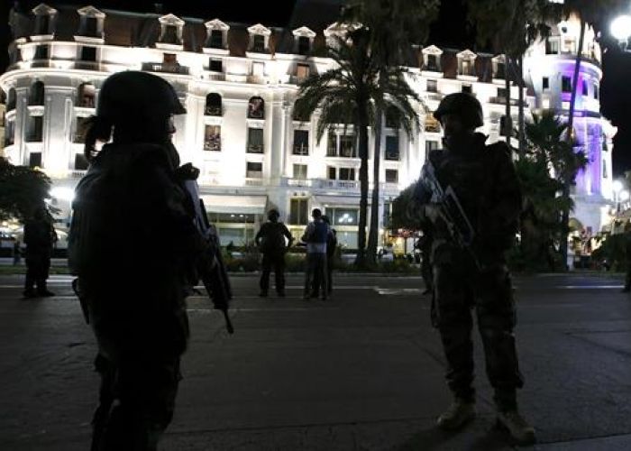 "La ciudad de Niza, golpeada por el terrorismo en nuestra Fiesta Nacional. Dolor inmenso, el país está de luto. Los franceses se enfrentarán", tuiteó el primer ministro francés, Manuel Valls.