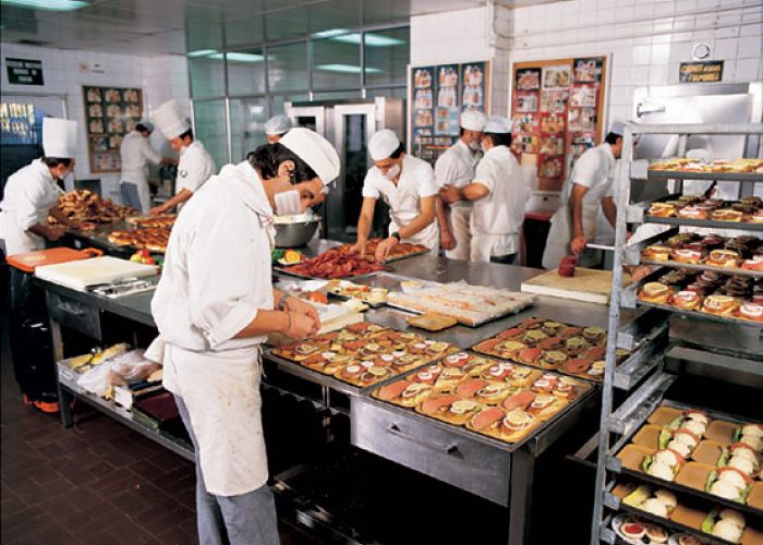 Los servicios de alojamiento temporal, así como de preparación de alimentos y bebidas fueron los que más crecieron al quinto mes del año