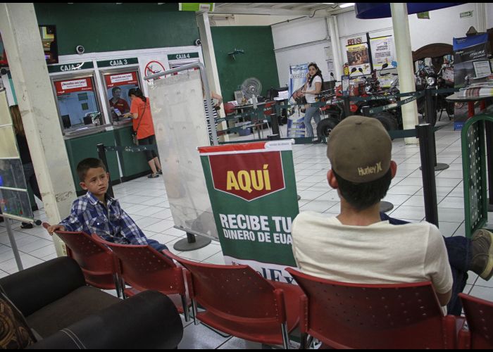 La creciente necesidad de recursos se explica porque en la constante caída que ha sufrido la capacidad de compra de los mexicanos, es decir, el valor real de su salario, contra el aumento de los precios.