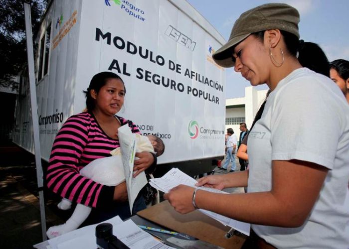 El programa de seguro médico siglo XXI redujó 27% su presupuesto para 2017 al pasar de 2,685 millones de pesos en 2016 a 1,955 millones el año que viene.