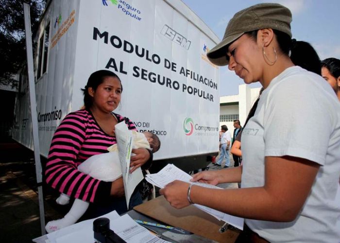 El programa de seguro médico siglo XXI redujó 27% su presupuesto para 2017 al pasar de 2,685 millones de pesos en 2016 a 1,955 millones el año que viene. 