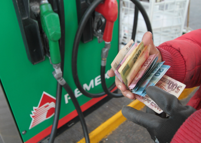 El próximo año los mexicanos pagarán 15.37 pesos por litro de gasolina magna El precio del combustible incrementará porque su principal insumo, el petróleo, también lo hará.