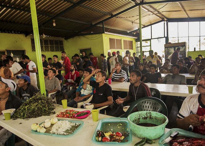 Grupo de migrantes en albergue de Ixtepec, Oaxaca viendo un partido del mundial: Francia-Honduras. (Imagen tomada del reportaje Éxodo)