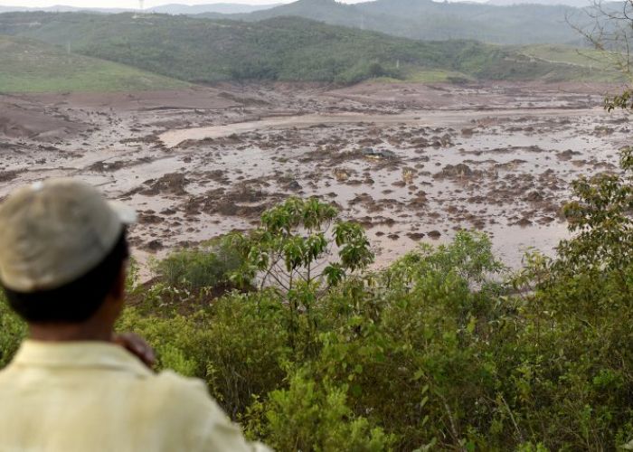 El daño más conocido que ha causado la empresa es el colapso de un tranque de relaves de una minera propiedad de BHP Billition y de Vale que contaminó 663 kilómetros del río Doce en Brasil