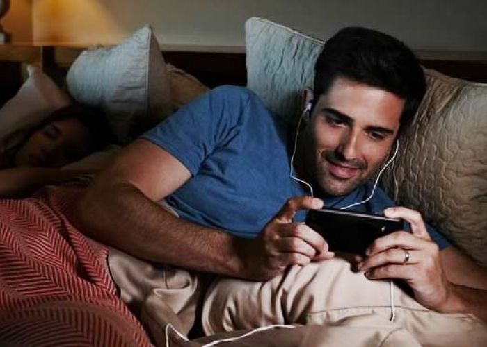 52% de los usuarios de Netflix asegura haber dormido menos por quedarse viendo maratones de sus series favoritas. 