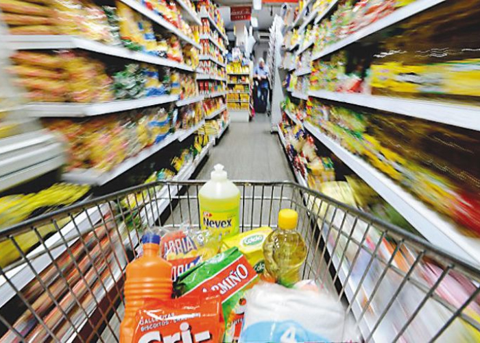 La consecuencia de la depreciación del peso será una disminución en el número de cosas que los ciudadanos pueden adquirir con sus ingresos porque los precios se elevarán.