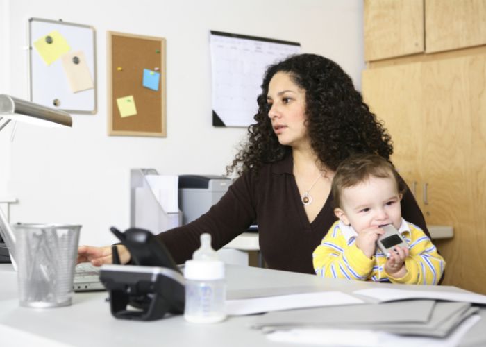 La principal razón para la baja participación de las mujeres en el mercado laboral es la maternidad  