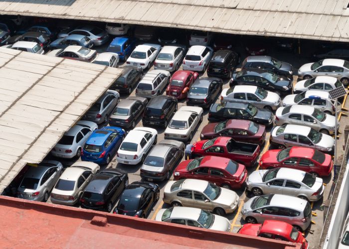 Los estacionamientos fomentan el uso del automóvil y por ende el tráfico en la ciudad. 