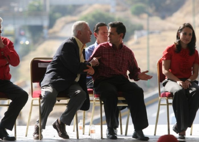 Al centro José Andrés de Oteyza, presidente de Grupo OHL México en 2007 y el Presidente, Enrique Peña.