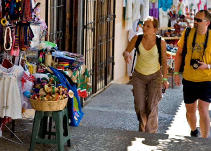 Hay una característica del turista extranjero que viene al país: viene por estancias cortas y gasta poco dinero.
